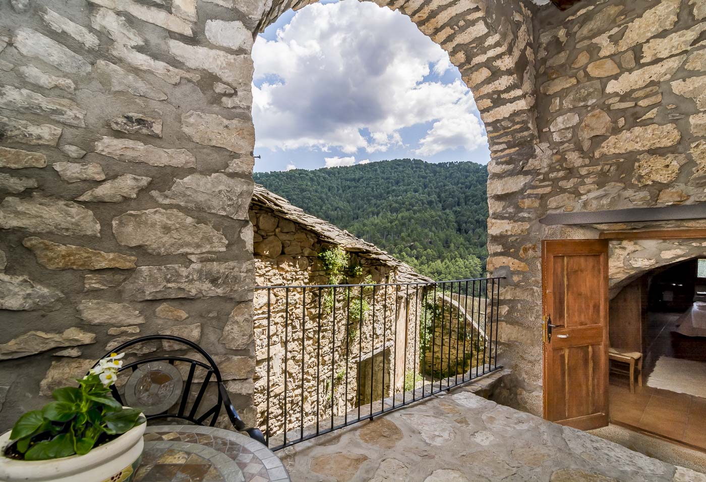 Una vieja ruina y vistas para disfrutar desde el patio